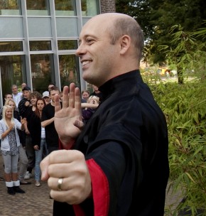 Kinesisk morgengymnastik pÅ BenegÅrdspladsen foran mediehuset Fyens Stiftstidende. Foto: JÂ¿rgen Hansen